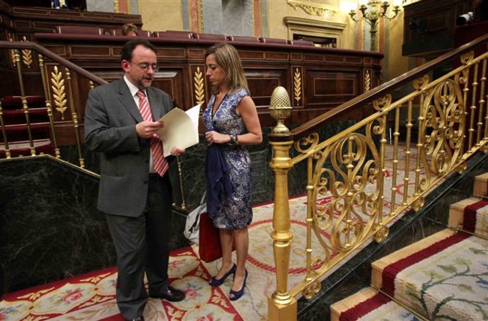 Daniel Fernández, del PSC y del PSOE, con la ministra Carmen Chacón en el Congre
