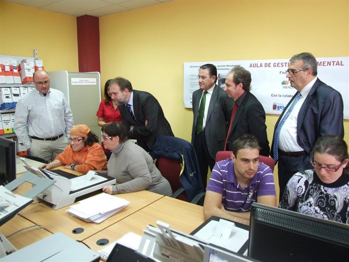 El consejero de Educación, Formación y Empleo, Constantino Sotoca, junto con el 