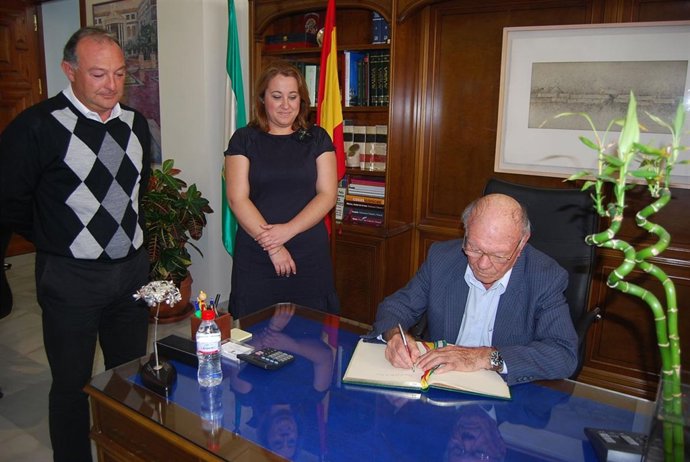 Un marfil, un superviviente de Mauthasen, firma en el libro de honor de Rincón