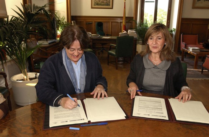 Alicia Villauriz en la firma del acuerdo