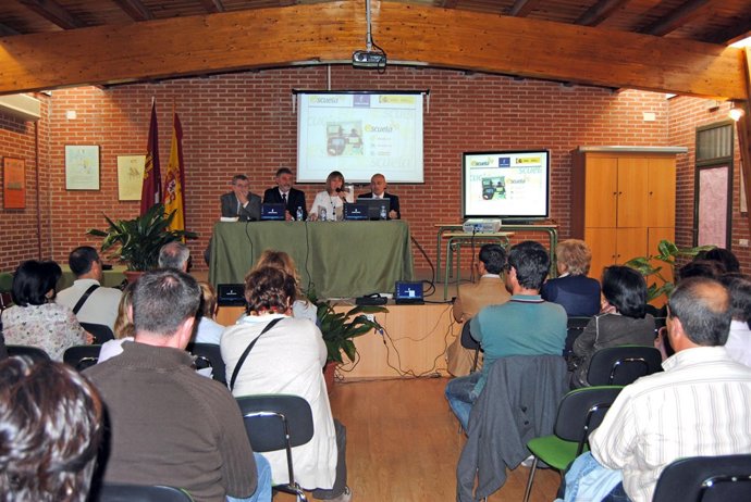 La consejera durante la reunión con los padres toledanos