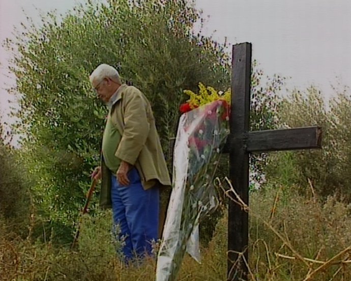Una cruz en fosa de Mérida por los fusilados