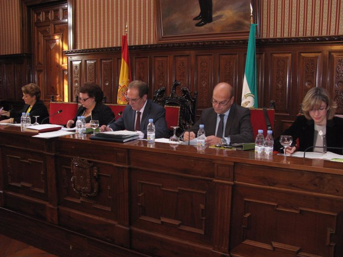 El presidente de la Diputación de Jaén, Moisés Muñoz (en el centro), junto a los
