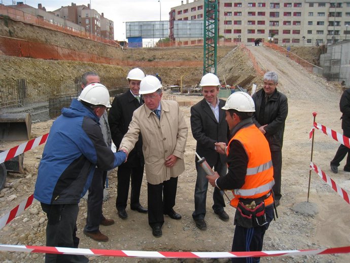 Santos y Prado colocan la primera piedra de las VPO de Santa Juliana