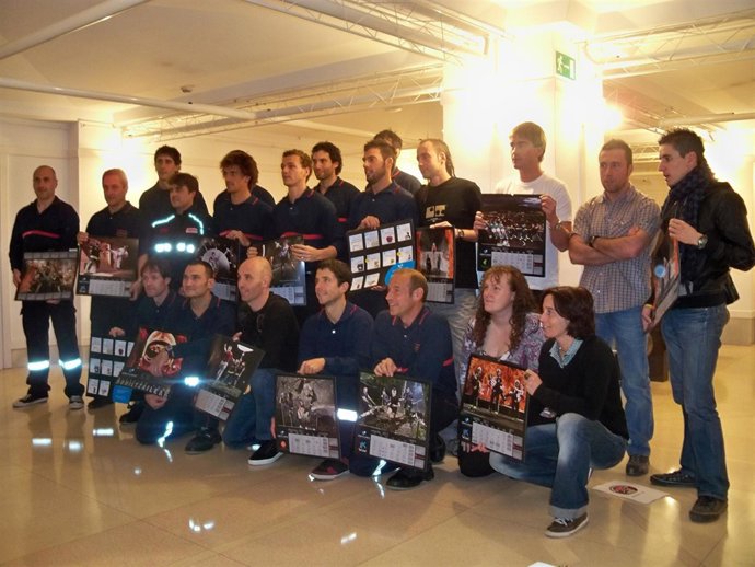 Bomberos de Bizkaia, Igor Anton, y  representantes de 'Denbora'