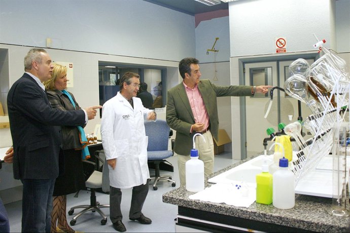 Los consejeros de Medio Ambiente de Aragón y Cantabria, en el laboratorio del CI