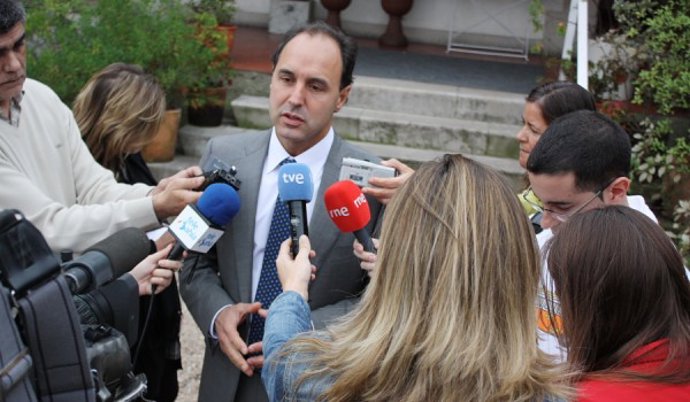 Ignacio Diego responde a los periodistas. 