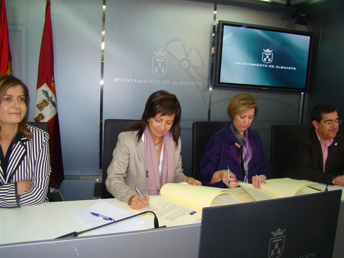 Araújo y Oliver en la firma del convenio