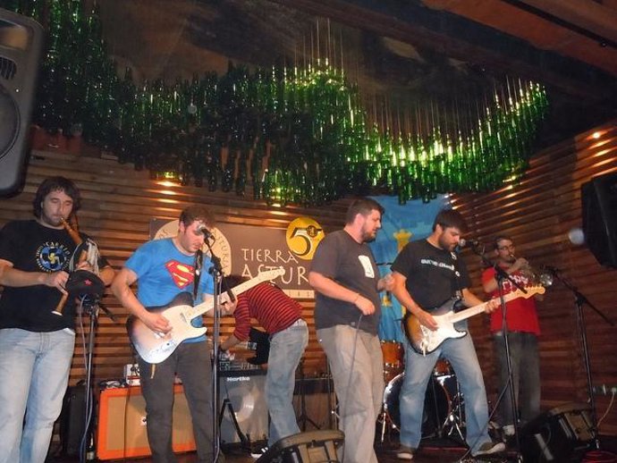 Un momentu de l'actuación d'ayeri.