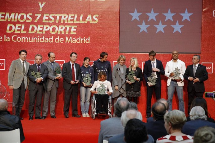 La presidenta de la Comunidad con los galardonados