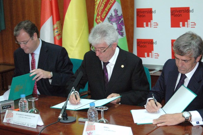 Firma del Convenio entre la Consejería de Fomento, la ULE y Bodegas Emilio Moro