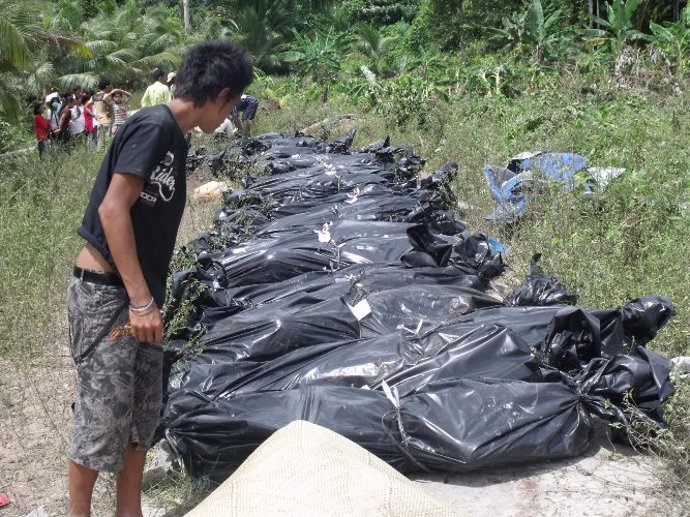 Bolsas de cadáveres tras el tsunami en la islas Mentawai, en Indonesia