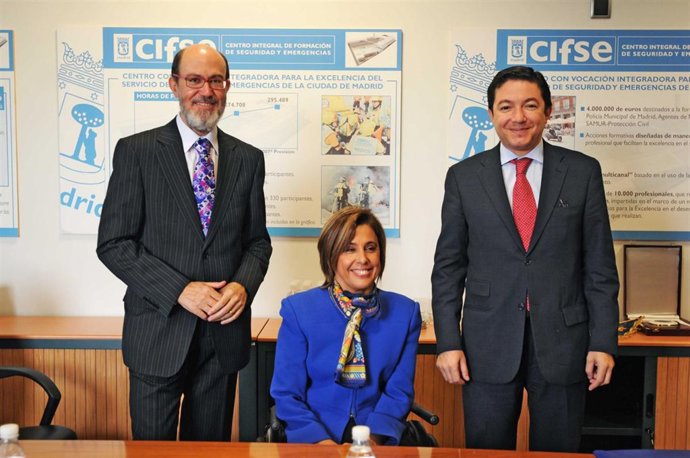 Firma del convenio entre el presidente de la Fundación Movilidad, Pedro Calvo, l