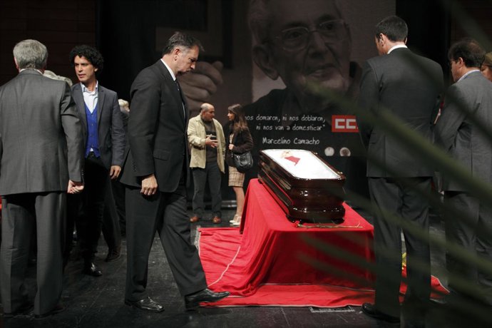 Iglesias visita la capilla ardiente de Marcelino Camacho en Madrid