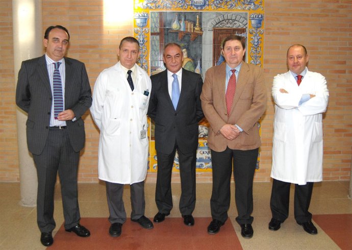 El alcalde en la reunión de Medicina Interna en el Hospital 