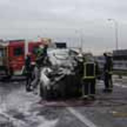 Los bomberos, durante su participación en el accidente