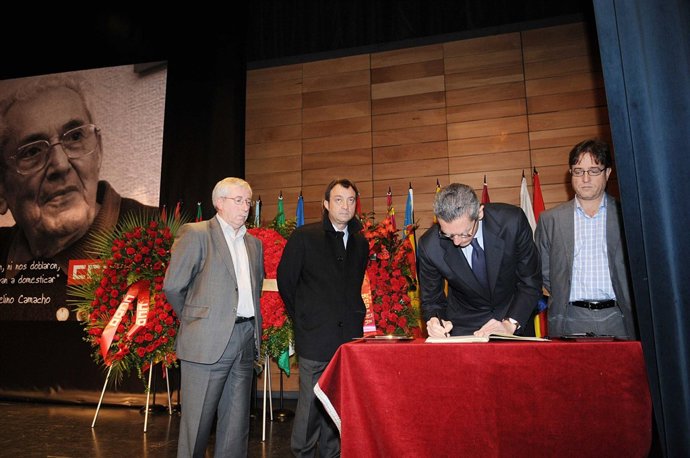 Alberto Ruiz-Gallardón visita la capilla ardiente de Marcelino Camacho