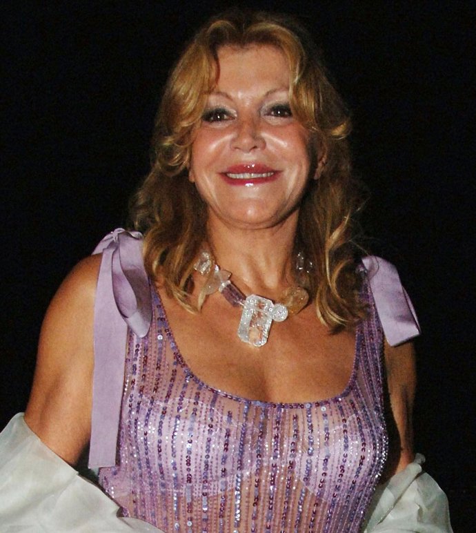 Posado de Tita Cervera en una fiesta 