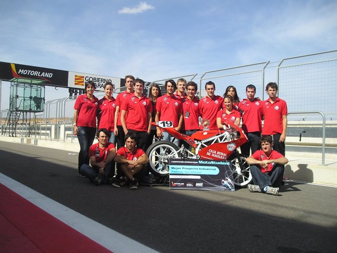El equipo de la UPNA posa en el circuito de Alcañiz, tras recibir el premio al m