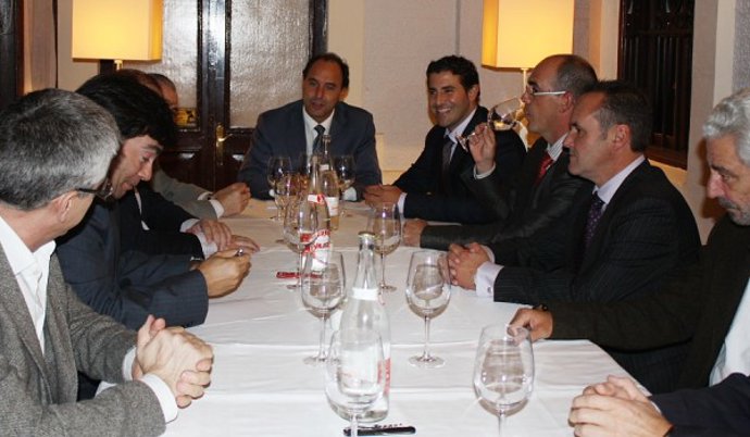 Ignacio Diego se reúne con hosteleros cántabros