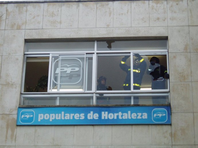 Destrozos causados por el ataque a la sede del PP de Hortaleza