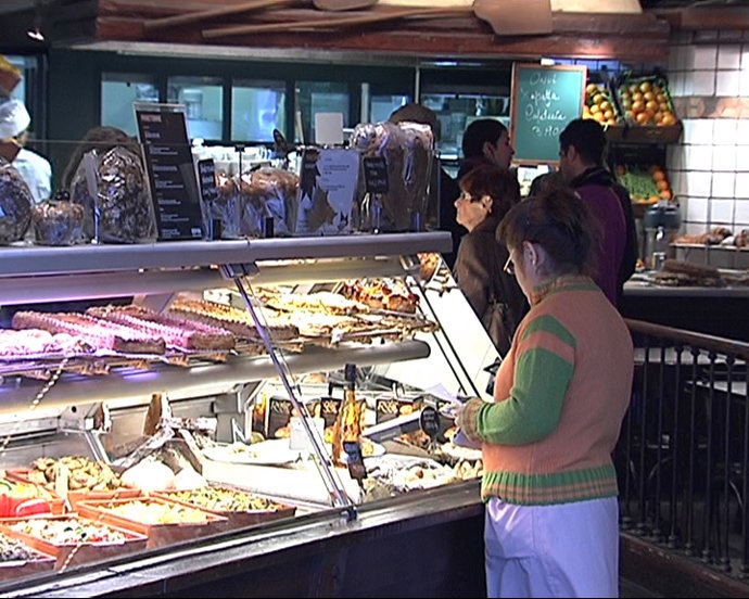 Panadería donde murió dependienta abre puertas 