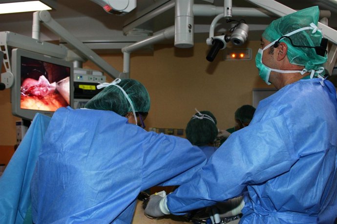 Quirófano del Hospital Macarena operando de cirugía bariátrica