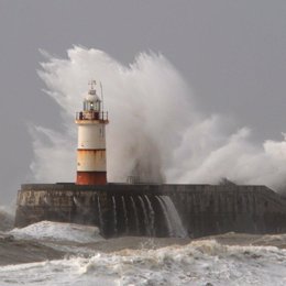 Faro, rompiendo olas, temporal viento costa Gran Bretaña, maremoto, huracán