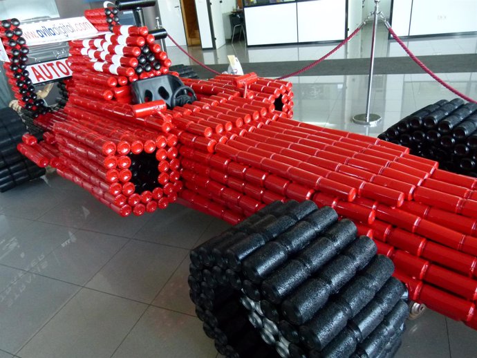 Réplica del coche de Ferrari realizada con botes de refresco