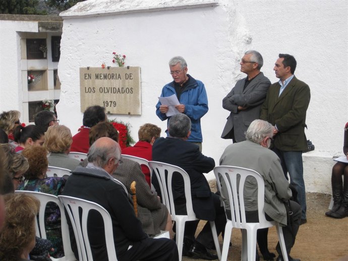 Participantes en el homenaje a víctimas del franquismo