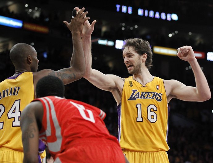 Gasol celebra con Bryant