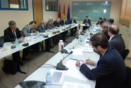 El director del Info, Juan José Beltrán, preside la reunión con una delegación i