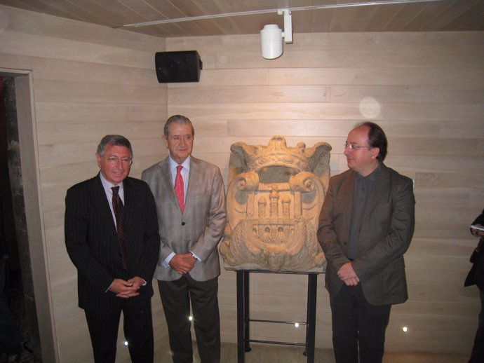 Santos y Navajas, junto a Gil-Gibernau, en la presentación del escudo