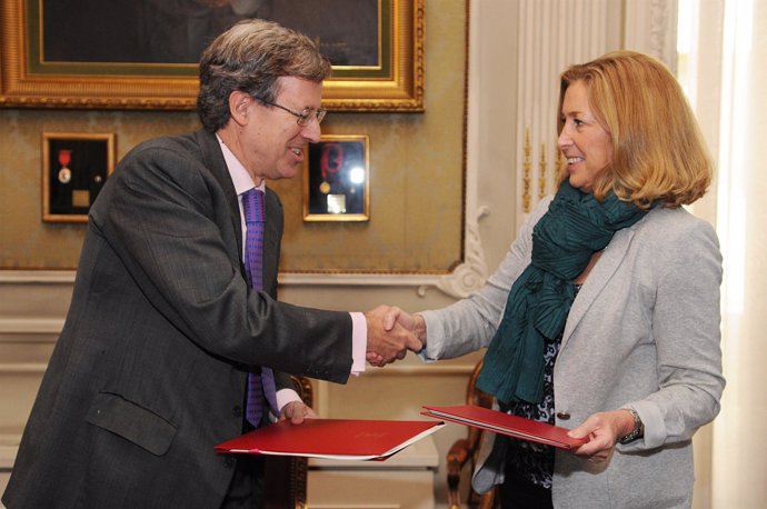 Concepción Dancausa firma un convenio con el presidente del Colegio de Abogados 