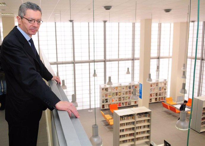 Gallardón visita la nueva biblioteca María Zambrano