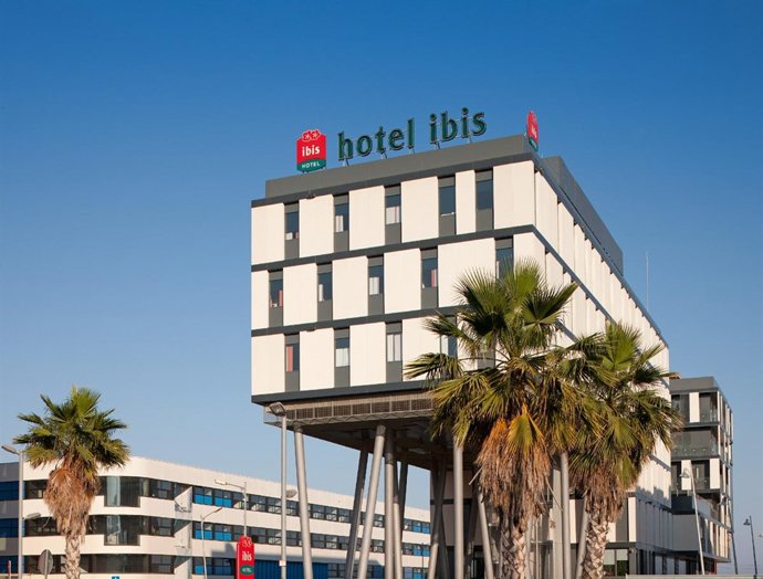 Fachada de un hotel ibis