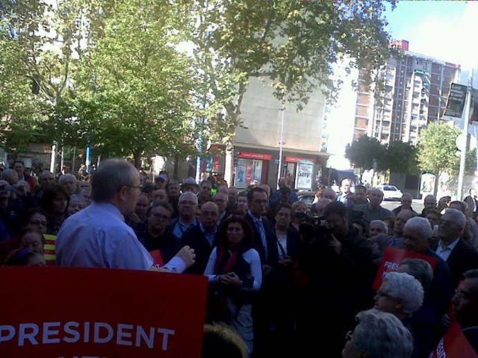 'Mitin relámpago' de José Montilla en Cornellà de Llobregat