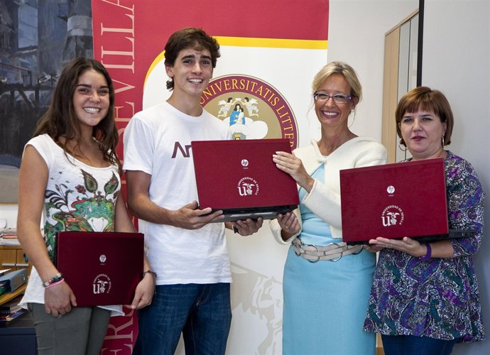 La US Comienza El Reparto De 9.000 Portatiles A Alumnos De Nuevo Ingreso