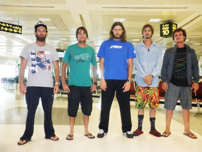 REGRESAN A CASA LOS 'SURFISTAS CÁNTABROS DEL TSUNAMI'