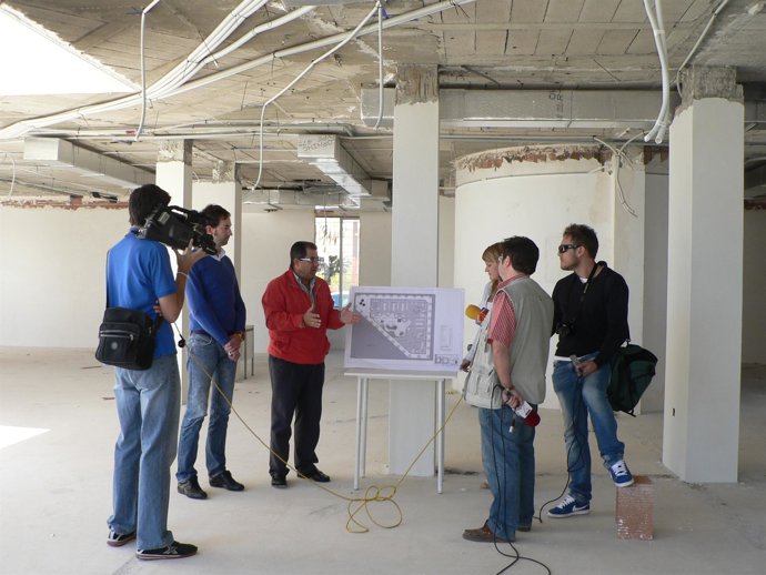 BLAYA VISITA LAS OBRAS DE LA BIBLIOTECA DEL PUERTO