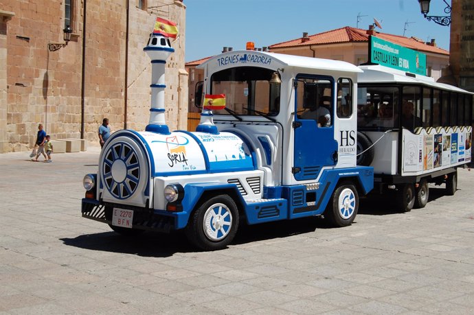 El tren turístico en la Plaza mayor de Soria.