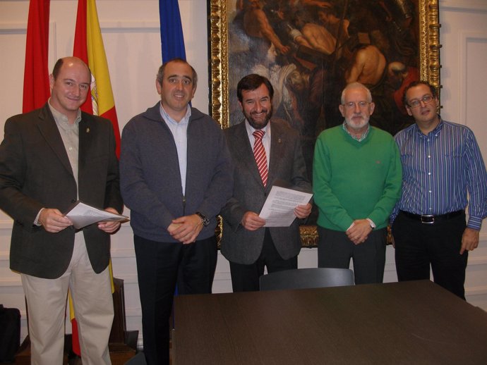 Firmantes del convenio de colaboración entre el Auditorio de Barañáin y la OSN.
