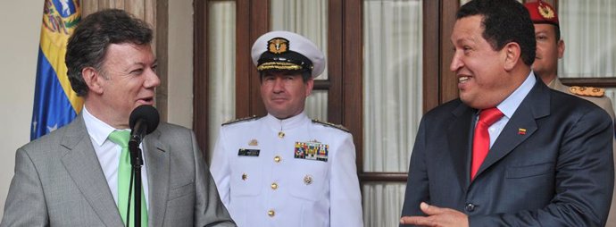 El presidente de Colombia, Juan Manuel Santos, junto al de Venezuela, Hugo Cháve