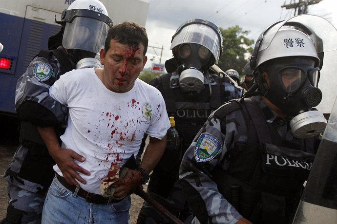 Carga policial en Honduras 