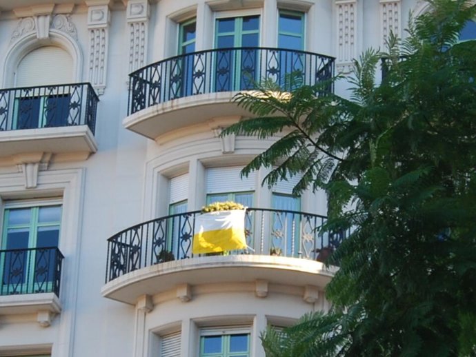 Bandera vaticana en el paseo de la Bonanova de Barcelona