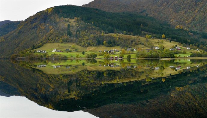 Fiordo en Noruega naturaleza agua
