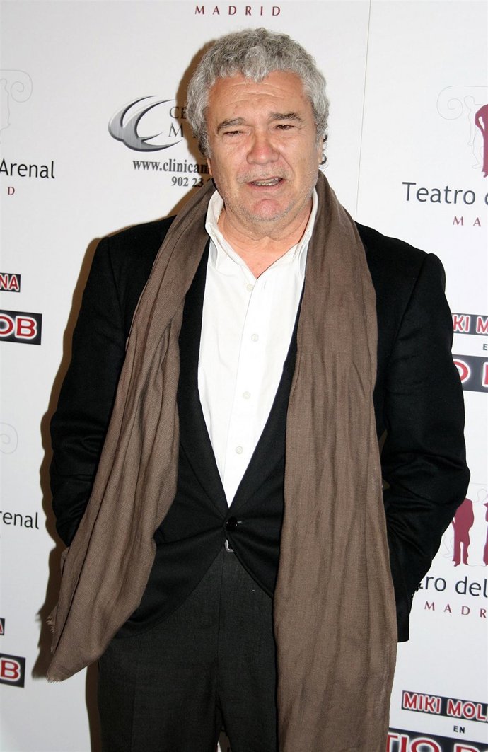 Posado de Paco Marsó durante el estreno de la obra de teatro de Micky Molina, 'T