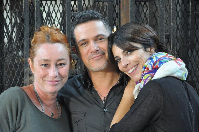 Alejandro Sanz junto a Maribel Verdú y Gracia Querejeta