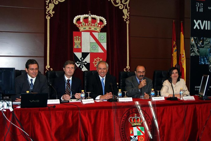 El rector (c) en la inauguración del Congreso