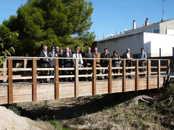 Pasarela sobre el río Ginel, en Fuentes de Ebro (Zaragoza)